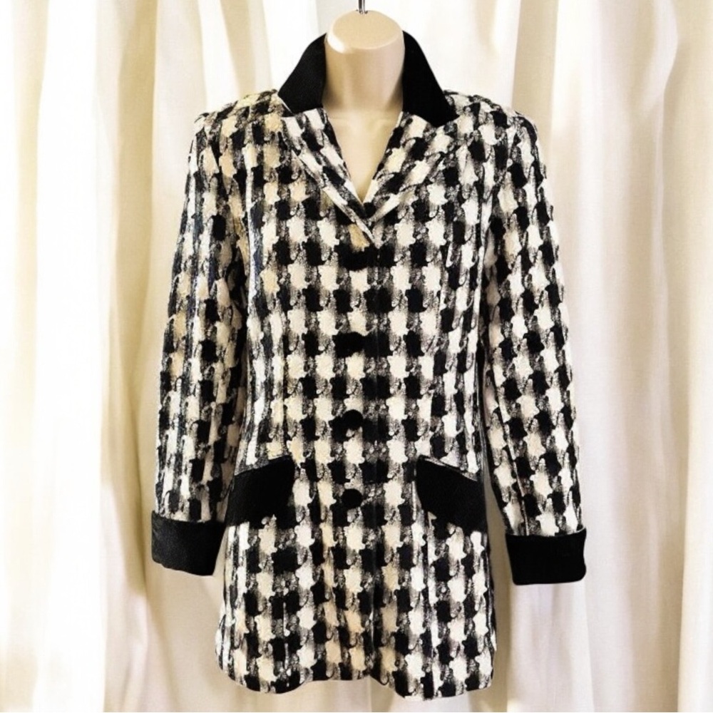 SIZE 8…….…J.R.T.……Classy Black & White Woven Houndstooth Coat. Pre Loved